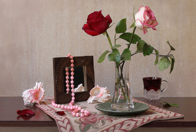 Обои картинки фото цветы, розы, ваза, ракушки, бусы, зеркало
