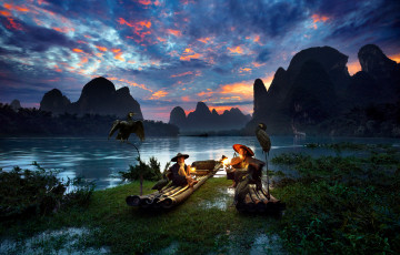 Картинка разное рыбалка +рыбаки +улов +снасти китай район гуанси-Чжуанск река рыбаки лодки фонари птицы бакланы вечер