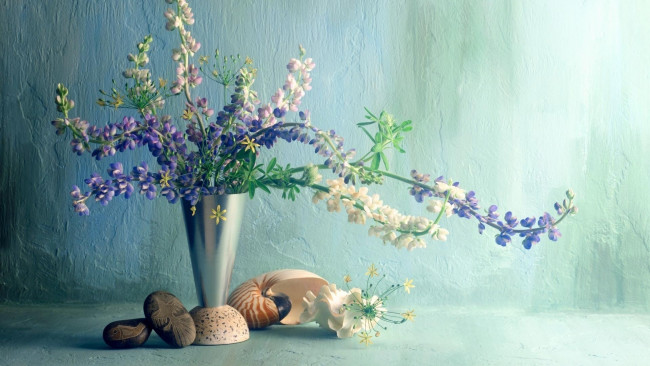 Обои картинки фото цветы, букеты,  композиции, стена, галька, ракушки, ваза, букет