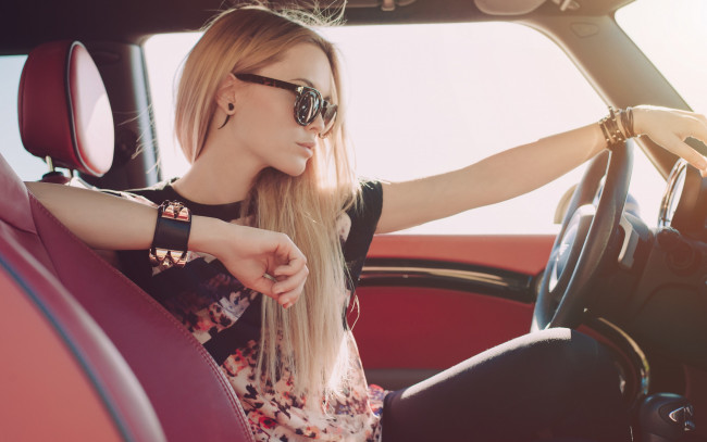 Обои картинки фото девушки, -unsort , блондинки, девушка, блондинка, профиль, очки, сидит, машина, руль