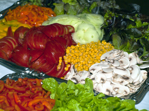 Обои картинки фото еда, овощи, кукуруза, шампиньоны, помидоры, перец
