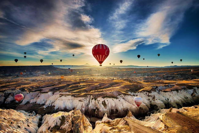 Обои картинки фото авиация, воздушные шары, горы, шары, небо, облака