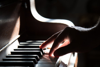 Картинка музыка -музыкальные+инструменты рука клавиши