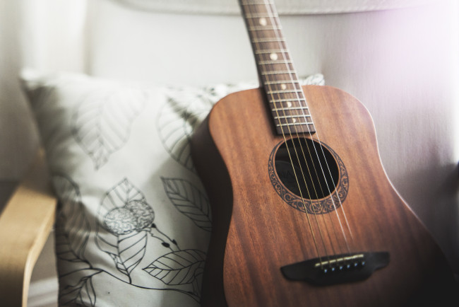 Обои картинки фото музыка, -музыкальные инструменты, подушка, гитара