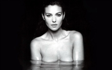 Картинка девушки monica+bellucci актриса черно-белая лицо вода