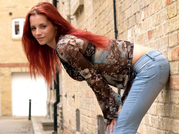 Обои картинки фото девушки, ariel piperfawn, рыжая, блузка, джинсы, стена