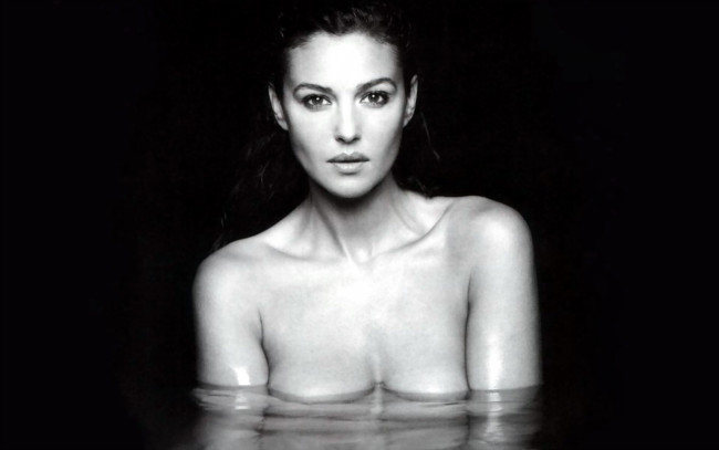 Обои картинки фото девушки, monica bellucci, актриса, черно-белая, лицо, вода