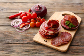 Картинка еда колбасные+изделия нарезка копченая колбаса помидоры лук перчик