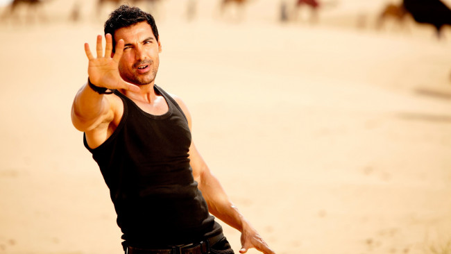 Обои картинки фото мужчины, john abraham, черная, майка, жест