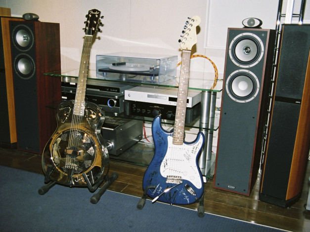 Обои картинки фото гитары, диез, на, марата, музыка, музыкальные, инструменты