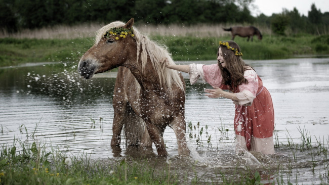 Обои картинки фото -Unsort Брюнетки Шатенки, девушки, unsort, брюнетки, шатенки, радость, лошадь, озеро