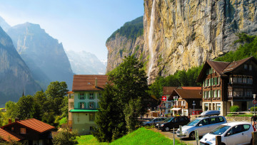 обоя lauterbrunnen  швейцария, города, - улицы,  площади,  набережные, машины, скала, деревья, швейцария, lauterbrunnen, дома