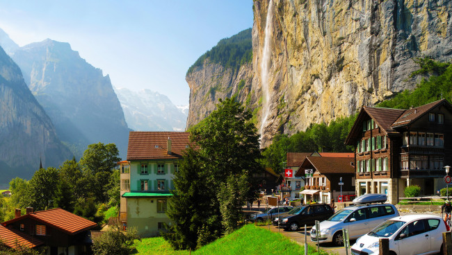 Обои картинки фото lauterbrunnen  швейцария, города, - улицы,  площади,  набережные, машины, скала, деревья, швейцария, lauterbrunnen, дома