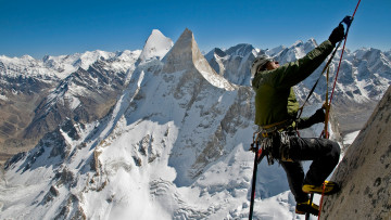Картинка спорт экстрим альпинизм небо снег горы альпинисты ледник вершина вертикаль солнце