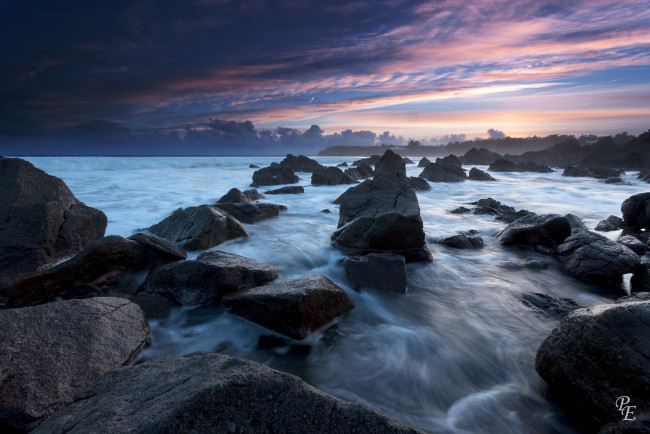 Обои картинки фото природа, побережье, море, камни, сумерки, пейзаж, рассвет