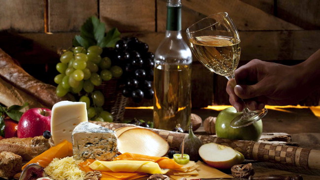 Обои картинки фото еда, разное, виноград, инжир, вино, хлеб, сыр, яблоки