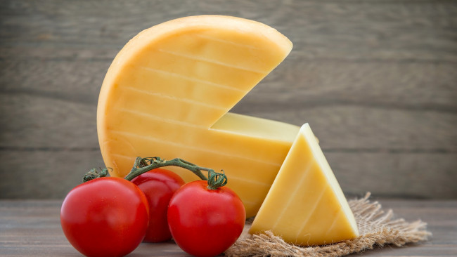 Обои картинки фото еда, сырные изделия, сыр, помидоры