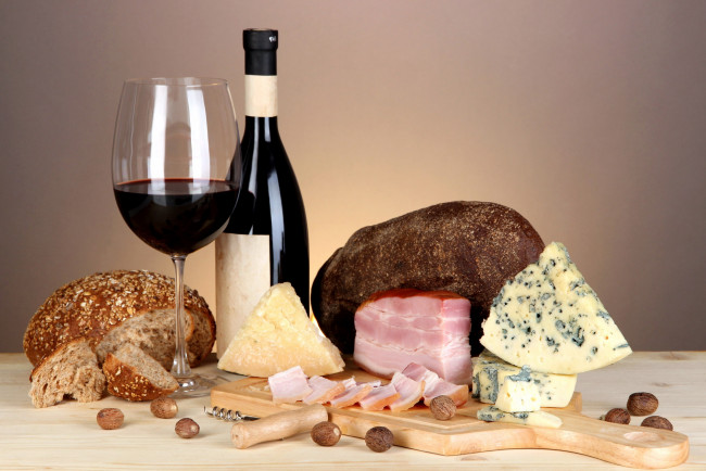 Обои картинки фото еда, разное, хлеб, ветчина, сыр, орехи, вино