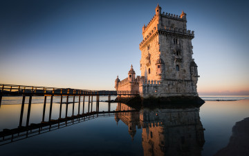 обоя tower of st vincent, лиссабон,  португалия, города, лиссабон , португалия, башня, сент-винсента, закат, море, мостик, архитектура