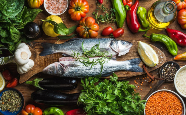 Обои картинки фото еда, рыба,  морепродукты,  суши,  роллы, овощи, специи, помидоры, томаты