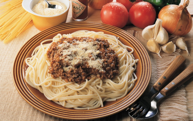 Обои картинки фото еда, макаронные блюда, спагетти, макароны, паста, соус, чеснок