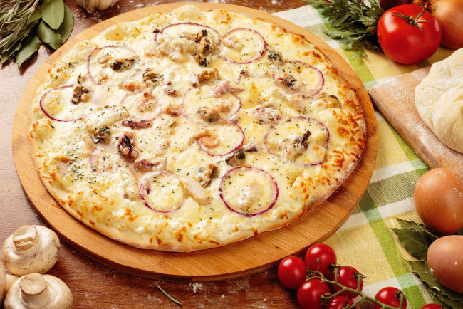Обои картинки фото еда, пицца, сыр, колбаса, помидоры, томаты