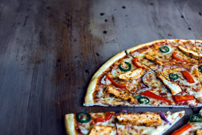 Обои картинки фото еда, пицца, сыр, помидоры, перец