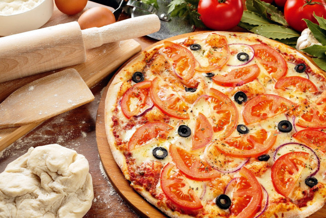Обои картинки фото еда, пицца, тесто, помидоры, сыр, маслины, томаты