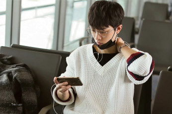 Картинка мужчины xiao+zhan актер очки маска свитер телефон аэропорт
