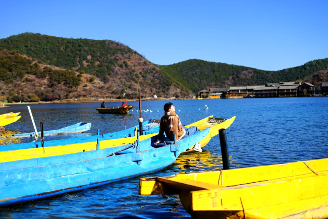Обои картинки фото мужчины, wang zhuocheng, актер, шарф, куртка, лодки, озеро, горы
