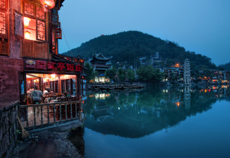 Картинка города пейзажи китай china фонари гора дома кафе озеро