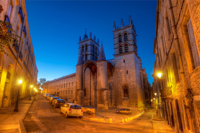 Обои картинки фото montpellier, france, города, католические, соборы, костелы, аббатства, cathedral, saint, pierre, собор, сен-пьер, здания, дома, фонари, огни, автомобили, машины, дорога, вечер