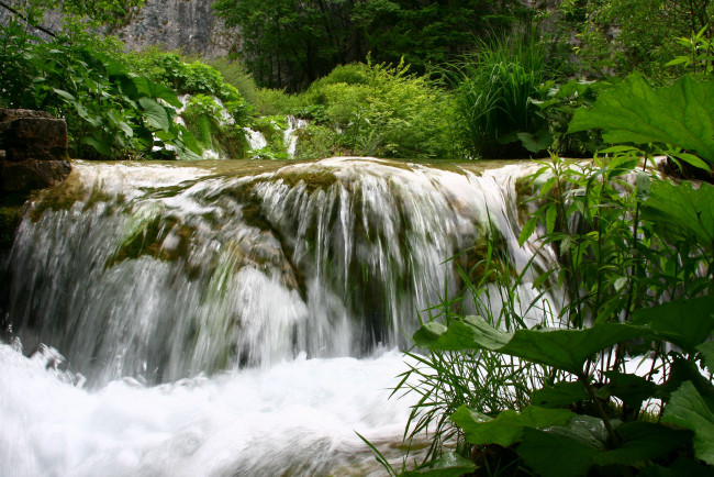 Обои картинки фото природа, водопады, река, водопад, вода, листья, трава