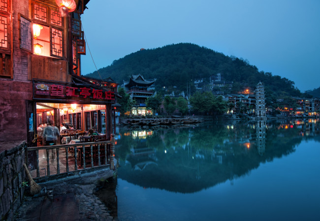 Обои картинки фото города, пейзажи, китай, china, фонари, гора, дома, кафе, озеро