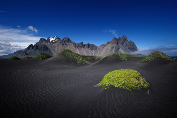 Картинка природа горы небо трава чёрный песок vestrahorn stockksness исландия