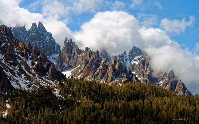 Обои картинки фото природа, горы, италия, лес, облака, небо, весна, доломитовые, альпы, скалы, пики