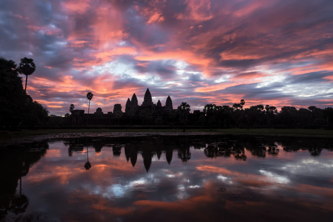 Обои картинки фото природа, реки, озера, камбоджа, небо, утро, ангкор-ват, ангкорвоат, храмовый, комплекс, отражения, вода
