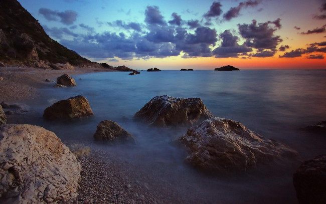 Обои картинки фото природа, побережье, скалы, закат, вечер, море, галька, камни, облака, берег