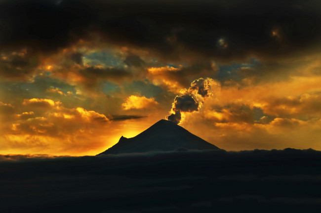 Обои картинки фото природа, стихия, небо, гора, вулкан, облака, рассвет