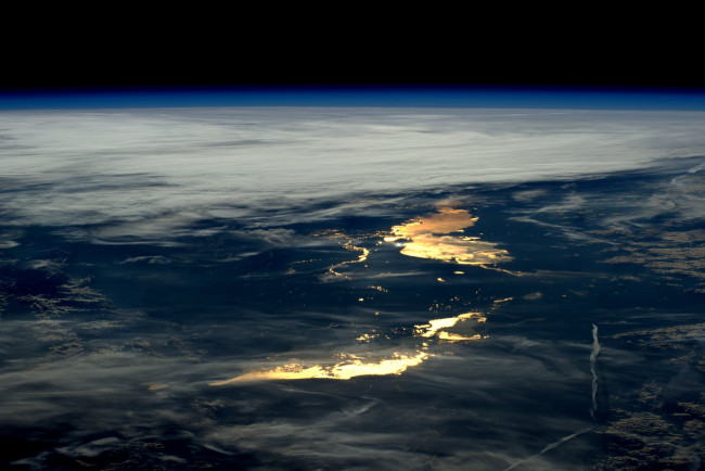 Обои картинки фото космос, земля, поверхность, облака, огни, планета