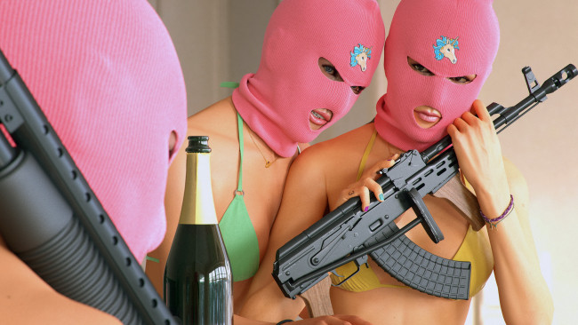 Обои картинки фото девушки, -unsort , девушки с оружием, балаклава, автомат, фон