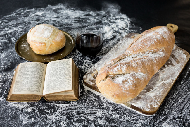 Обои картинки фото еда, хлеб,  выпечка, книга, мука