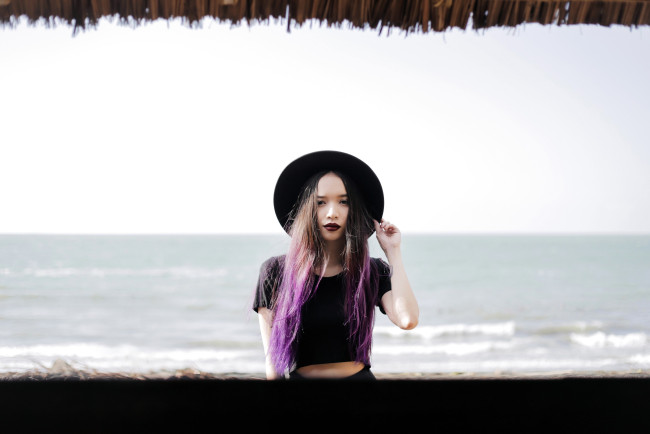 Обои картинки фото девушки, - азиатки, фиолетовые, волосы, шляпа, окно, море