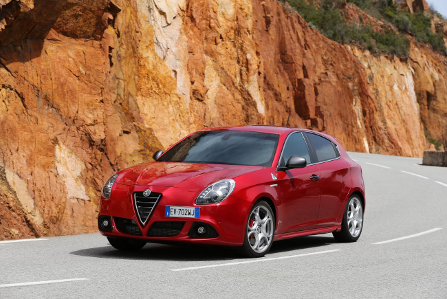 Обои картинки фото 2014 alfa romeo giulietta qv, автомобили, alfa romeo, дорога, металлик, красный, giulietta, alfa, romeo