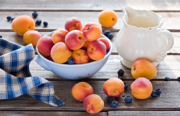 Картинка еда персики +сливы +абрикосы кувшинчик миска салфетка