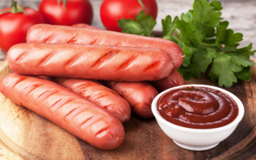 Картинка еда колбасные+изделия sausage томаты помидоры сосиски зелень sauce tomatoes