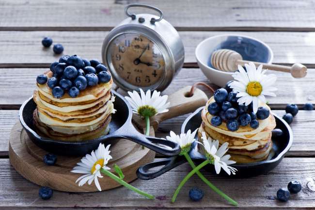 Обои картинки фото еда, блины,  оладьи, часы, ягоды, цветы, оладьи, завтрак