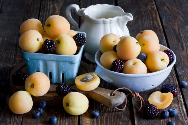 Обои картинки фото еда, фрукты,  ягоды, ягоды, персики, миски