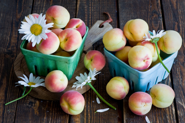 Обои картинки фото еда, персики,  сливы,  абрикосы, ромашки, миски, ягоды, цветы