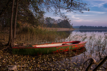 Картинка корабли лодки +шлюпки пейзаж озеро закат деревья лодка